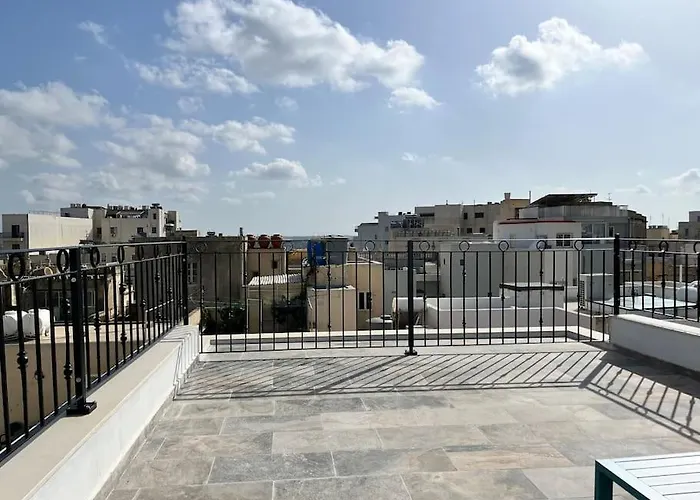 Beautiful 4-bedroom Townhouse In Nyaraló Sliema